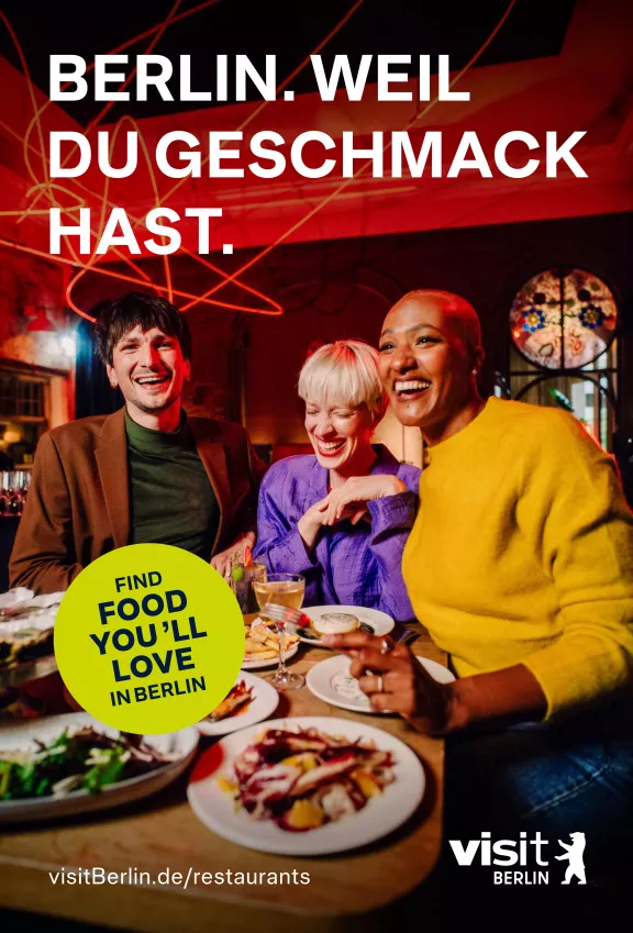 Plakatmotiv von visitBerlins neuer Kampagne für die Berliner Gastro-Szene - Shooting im Kink Restaurant Plakat von visitBerlins neuer Kampagne für Berlins Gastro-Szene