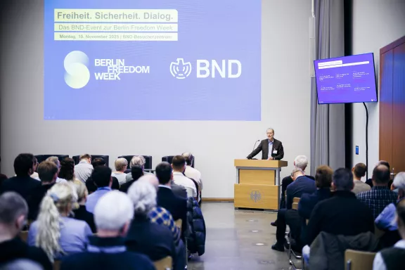 Dr. Michael von Rintelen, Leiter des Historischen Büros im BND, zur DDR-Expertise des BND, insbesondere in der Phase vor dem Mauerfall