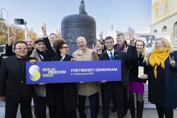 Offizielle Eröffnung der Berlin Freedom Week vor dem Abgeordnetenhaus mit Freiheitsglocke