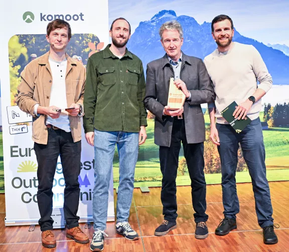 visitBerlin-Pressesprecher Christian Tänzler (2. v. r.) nimmt den Preis auf der CMT entgegen.