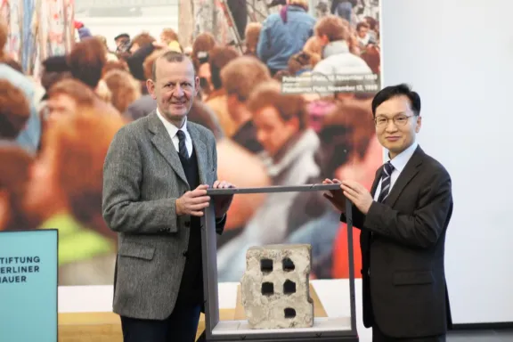 Berlin meets Seoul: Übergabe eines Stücks der Berliner Mauer an koreanische Delegation