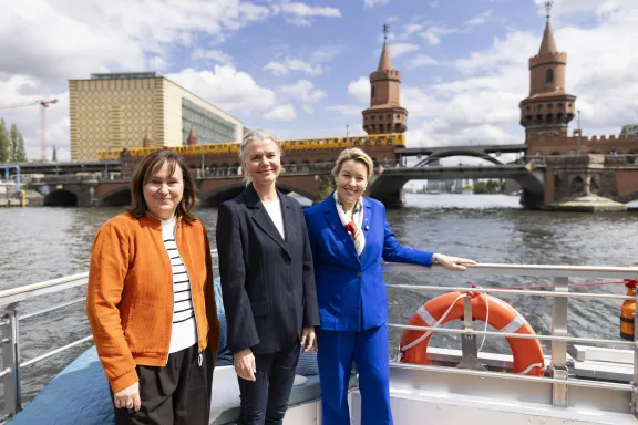 Sabine Wendt (visitBerlin), Rikke Holm Petersen (Wonderful Copenhagen) und Wirtschaftssenatorin Franziska Giffey stellen BerlinPay vor
