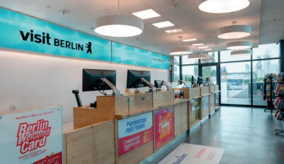LED-Werbeflächen in der Berlin Tourist Info am Hauptbahnhof