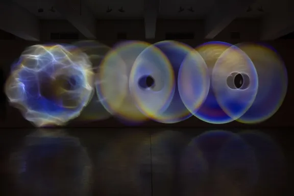 Olafur Eliassons "Your psychoacoustic light ensemble" in der Ausstellung "Next Door" im Hamburger Bahnhof 