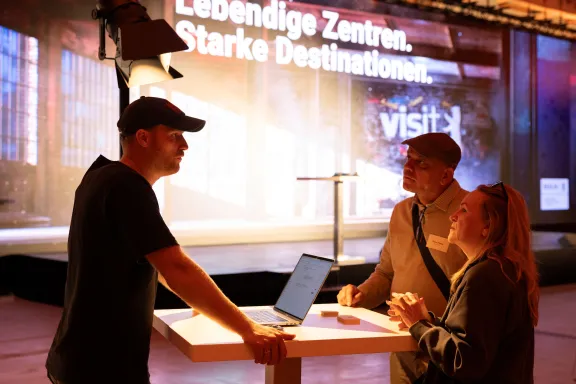 Teilnehmende auf der Netzwerkveranstaltung „Lebendige Zentren. Starke Destinationen“