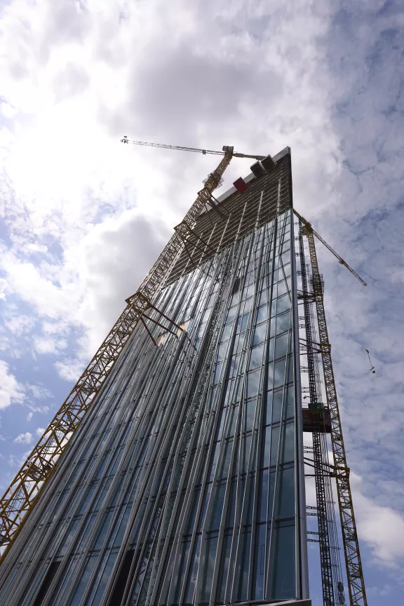 Will hoch hinaus: Der Estrel Tower wird mit 45 Etagen auf 176 Metern das höchste Hotelgebäude Deutschlands Will hoch hinaus: Der Estrel Tower wird mit 45 Etagen auf 176 Metern das höchste Hotelgebäude Deutschlands