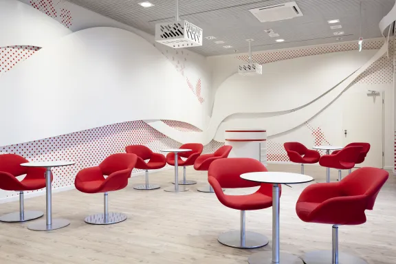 Die Lounge im WelcomeCenter am Flughafen BER – flexibel nutzbare Eventfläche für Meetings, Empfänge und Präsentationen BTI am BER