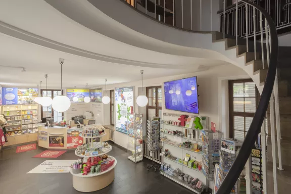Berlin Tourist Info direkt im Torhaus des Brandenburger Tors BTI Brandenburger Tor