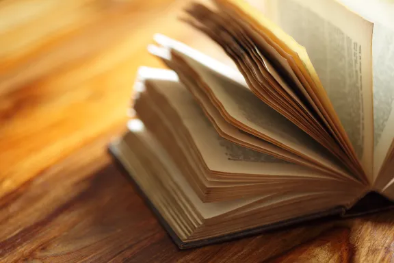 Ein offenes Buch auf einem Tisch