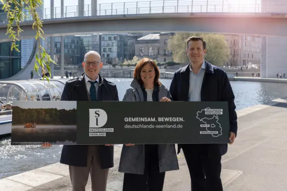 Mecklenburg-Vorpommern, Berlin und Brandenburg setzen ihre wassertouristische Kooperation „Deutschlands Seenland“ fort.: Peter Kranz (MV Tourismus GmbH), Sabine Wendt (visitBerlin) und Christian Woronka (Brandenburg)