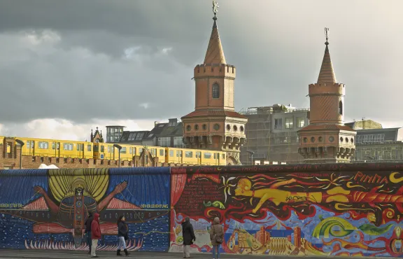East Side Gallery mit Oberbaumbrücke