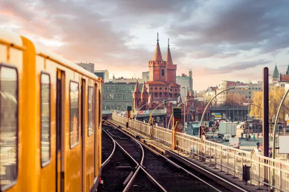 Berlins öffentliches Verkehrssystem ist umweltfreundliche und praktische Option für Teilnehmer:innen von MICE-Veranstaltungen U-Bahn auf der Oberbaumbrücke