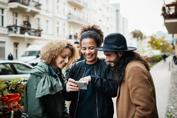 Gruppe schaut auf Smartphone