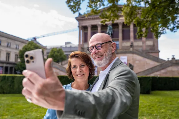 älteres Paar auf der Museumsinsel
