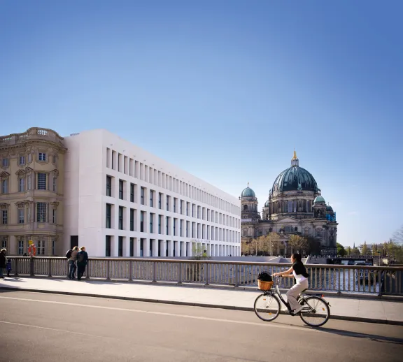 Humboldtforum mit Fahrradfahrerin