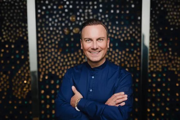 Restaurant Sphere auf dem Berliner Fernsehturm: Tim Raue bietet ganztägig gehobene Kulinarik in 207 Metern Höhe Restaurant Sphere