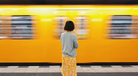 Person wartet auf die Ubahn