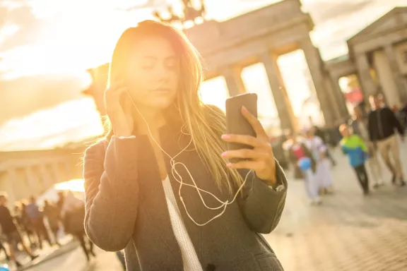 Junge Frau am Brandenburger Tor