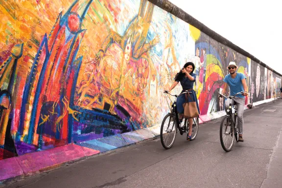spanische touristen in berlin. modelle: (weeiblich) tina Tabiei Razligh, (männlich) Ricardo Grijalva Russelmann