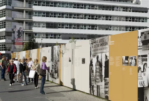 Open-Air-Ausstellung am Checkpoint Charlie