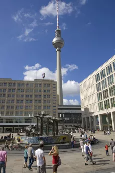 Fernsehturm und Brunnen der Völkerfreundschaft am Alexanderplatz